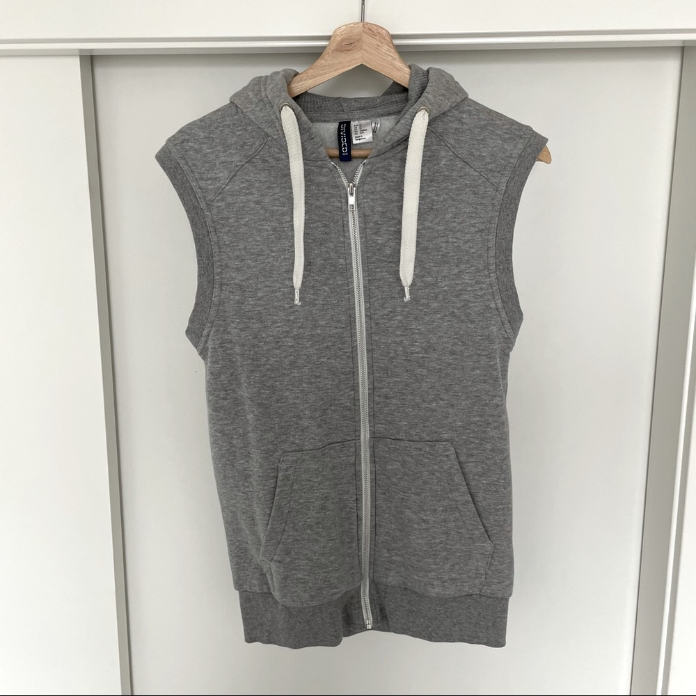 H&M Sleeveless Zip Up Sweater